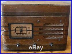 Vintage Westinghouse AM tube radio, phonograph Model WR-472 in working condition