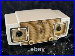 Vintage Zenith 1952 Model L522W AM Tube Clock Radio Bakelite White Telechron