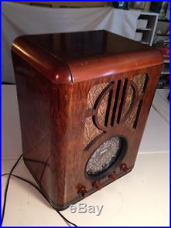 Vintage Zenith 6-S-229 Tombstone 6 Tube Radio, works well