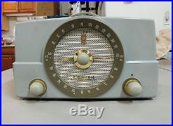 Vintage Zenith AM/FM Bakelite Tube Radio Model K725- Circa 1953