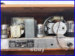 Vintage Zenith Universal AM Tube Radio with Wave Magnet Portable Not Working