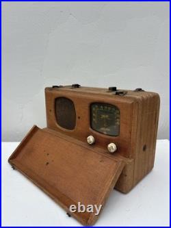 Vintage Zenith Universal AM Tube Radio with Wave Magnet Portable Not Working