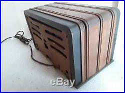Vintage Zenith model 6D538 wooden table top antique radio with a great Deco look