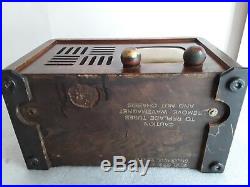 Vintage Zenith model 6D538 wooden table top antique radio with a great Deco look