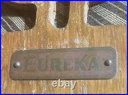 Vintage eureka radio with tubes and wood body