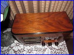 Vintage old wood antique table top tube radio CROSLEY model 52-TF WOW