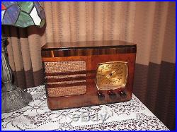 Vintage old wood antique table top tube radio Emerson model B 131. WOW