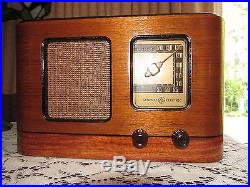 Vintage old wood antique table top tube radio General Electric (GE) model HP 561