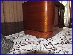 Vintage old wood antique table top tube radio General Electric (GE) model HP 561