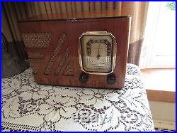 Vintage old wood antique table top tube radio Philco model 38-12 A real beauty