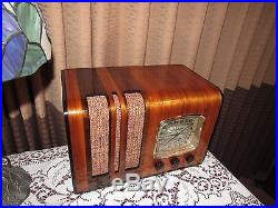 Vintage old wood antique table top tube radio RCA