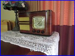 Vintage old wood antique table top tube radio RCA model 85T1