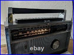 Vintage radio Zenith Transoceanic wavemagnet royal 1000. Working