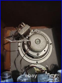 Vintage-silvertone-broadcast-tombstone-tube Radio-tested