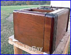 Vintage zenith tombstone tube radio 6 volt wooden knobs lighting