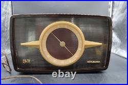 Vtg 1951 RCA Victor 1-R-81 AM FM Tube Radio Livingston Bakelite Works Tunes
