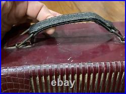 Vtg Emerson Tube Radio Model 560 Burgandy Bakelite Crocodile Skin Motif WORKS
