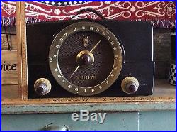 Working Vintage Zenith Walnut Bakelite Radio Model K-725, Art Deco, 1950's