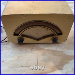 Zenith Long Distance Tube Radio. Model 8H034. Vintage Wood Cabinet