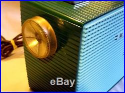Zenith Vintage portable tube radio with hunter & seafoam color case 50s retro